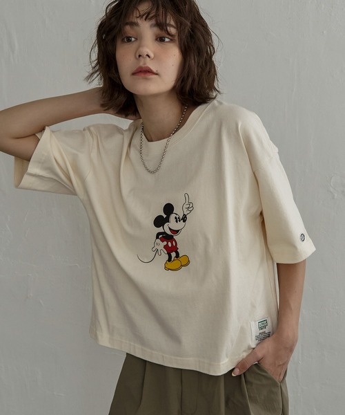 notch.(ノッチ)の「DISCUS ATHLETIC ディスカスアスレチック×Disney ディズニー Mickey ミッキーマウス Tシャツ(Tシャツ/カットソー・レディース・その他2/その他1/アイボリー/ブラック/ホワイト/オフホワイト/チャコール/ダークグレー・M/L)」の2枚目の写真