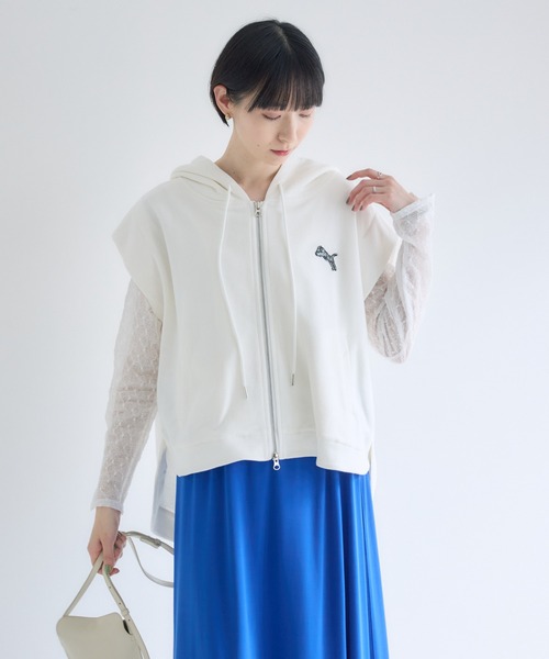 Paradise Picnic(パラダイスピクニック)の「TRANOI. ラウンドフーディベスト(ベスト・レディース・ホワイト/ブラック/グレー・FREE)」の2枚目の写真