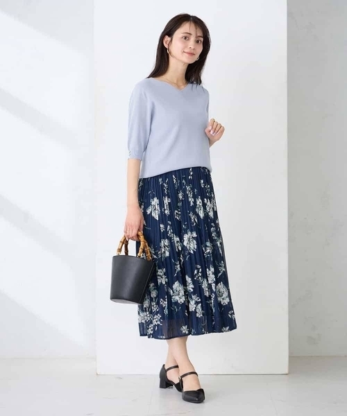 a.v.v(アーヴェヴェ)の「【洗える】フラワープリントランダムプリーツスカート(スカート・レディース・ネイビー/ベージュ・36/38/40)」の3枚目の写真