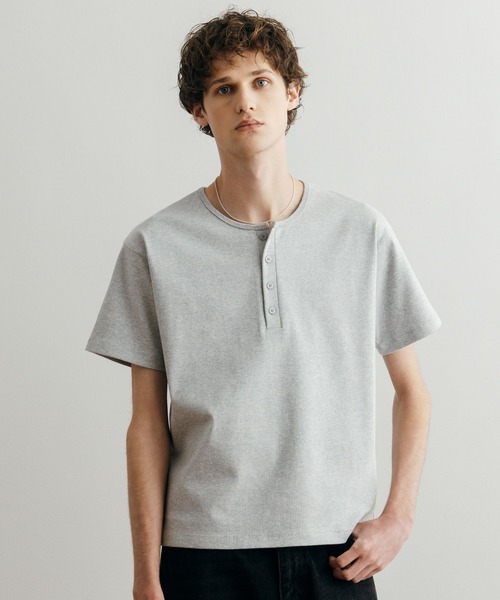LURAKU(ルラク)の「【LURAKU】Henry Neck Short Sleeve Tee / ヘンリーネック半袖Tシャツ(Tシャツ/カットソー・メンズ・ブラック/オフホワイト/グレー・M/L/S)」の3枚目の写真