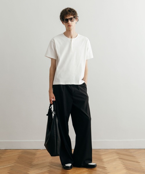 LURAKU(ルラク)の「【LURAKU】Henry Neck Short Sleeve Tee / ヘンリーネック半袖Tシャツ(Tシャツ/カットソー・メンズ・ブラック/オフホワイト/グレー・M/L/S)」の5枚目の写真