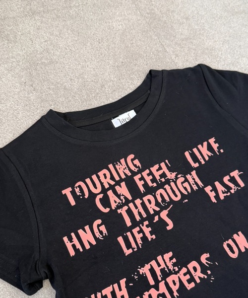 lilful（リルフル）の「【26年春夏新作】かすれロゴプリントコンパクト半袖Tシャツ（Tシャツ/カットソー・レディース・ブラック・S/M）」の4枚目の写真