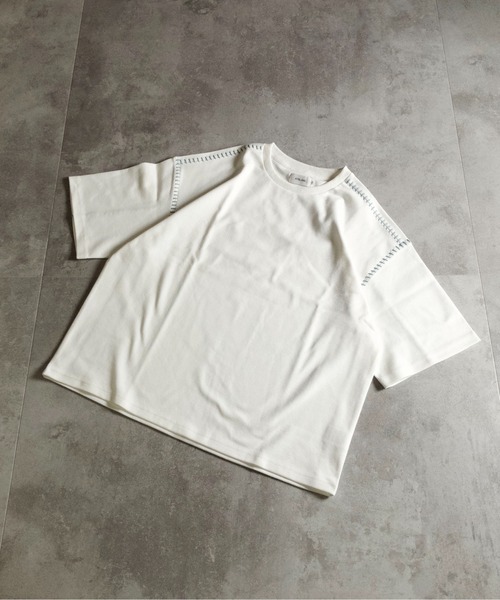ATELANE(アテレーン)の「ATELANE /カルゼラダーステッチ/半袖クルーネックTEE(Tシャツ/カットソー・メンズ・オフホワイト/ブラック・LARGE/MEDIUM)」の1枚目の写真