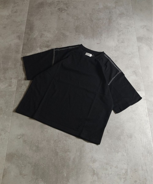 ATELANE(アテレーン)の「ATELANE /カルゼラダーステッチ/半袖クルーネックTEE(Tシャツ/カットソー・メンズ・オフホワイト/ブラック・LARGE/MEDIUM)」の2枚目の写真