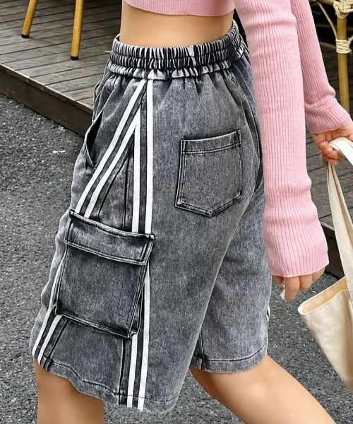 LETee(レティー)の「サイドライン×カーゴデザインで魅せる!韓国ストリート感漂うハーフパンツ(カーゴパンツ・レディース・グレー/ブラック/ネイビー・FREE)」の8枚目の写真