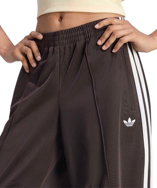 adidas(アディダス)の「adidas FIREBIRD BARREL TRACK PANTS / アディダス ファイヤーバード バレル トラックパンツ(その他パンツ・レディース・ブラウン・L/M/S)」の3枚目の写真