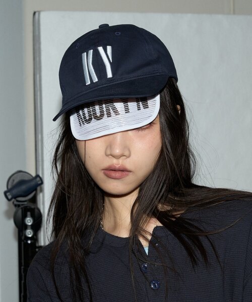 WHO'S WHO gallery(フーズフーギャラリー)の「【KOOKY'N】KY Sunshield logo cap(キャップ・メンズ・ブラック/ネイビー・FREE)」の1枚目の写真