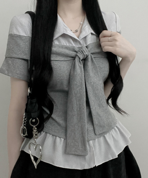 VIVID LADY(ビビッドレディー)の「ストライプシャツドッキング オフショルダー風 半袖トップス(Tシャツ/カットソー・レディース・グレー/ブラック・FREE)」の2枚目の写真