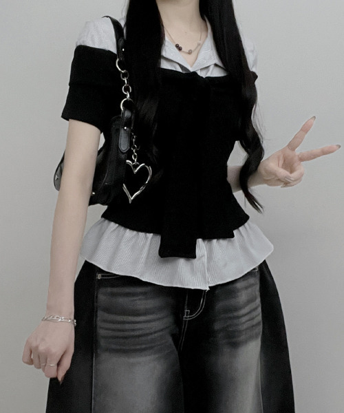 VIVID LADY(ビビッドレディー)の「ストライプシャツドッキング オフショルダー風 半袖トップス(Tシャツ/カットソー・レディース・グレー/ブラック・FREE)」の1枚目の写真