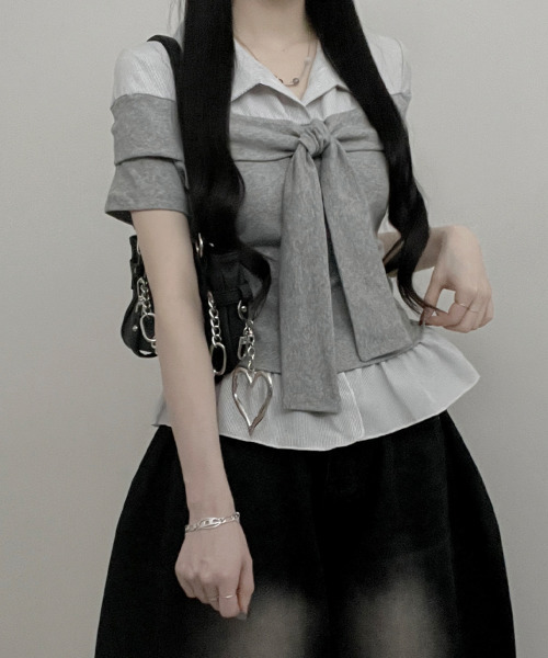VIVID LADY(ビビッドレディー)の「ストライプシャツドッキング オフショルダー風 半袖トップス(Tシャツ/カットソー・レディース・グレー/ブラック・FREE)」の9枚目の写真
