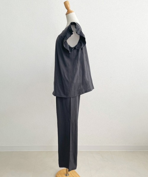 DAY CLOSET（デイ クローゼット）の「【セットアップ】華やぎシルエット。肩フリルスクエアネックトップス+ストレートロングパンツ ルームウェア上下2点セット レディース（ルームウェア/パジャマ・レディース・グレー/ブラック・M/L）」の3枚目の写真