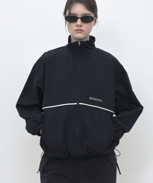 SO IR(ソイール)の「LINE POINTED WINDBREAKER - BLACK(ナイロンジャケット・レディース・その他・FREE)」の1枚目の写真