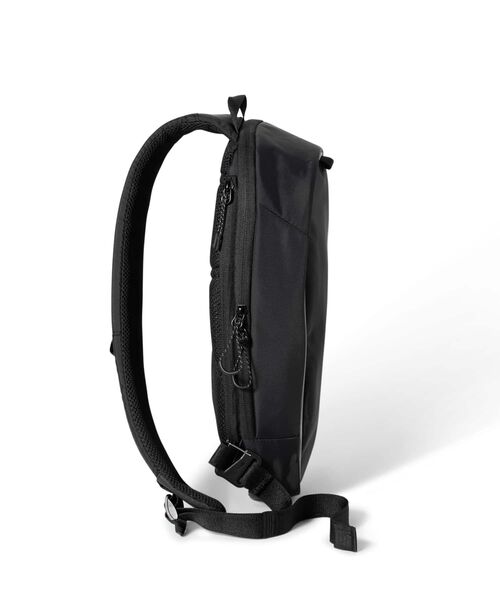 NIKE(ナイキ)の「ナイキ コミュート スリングバッグ (8L) / Nike Commute Sling Bag (8L) IQ1285-010 Black(ボディバッグ/ウエストポーチ・メンズ・ブラック・ONE SIZE)」の12枚目の写真