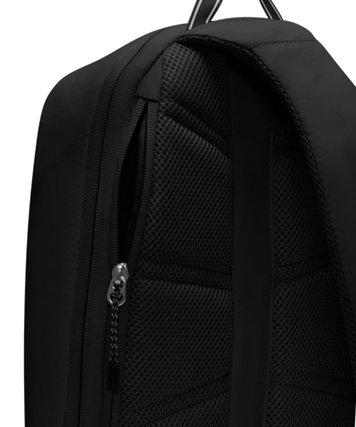 NIKE(ナイキ)の「ナイキ コミュート スリングバッグ (8L) / Nike Commute Sling Bag (8L) IQ1285-010 Black(ボディバッグ/ウエストポーチ・メンズ・ブラック・ONE SIZE)」の6枚目の写真