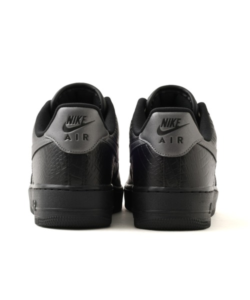 NIKE(ナイキ)の「NIKE AIR FORCE 1 '07 / ナイキ エア フォース 1 '07【SP】(スニーカー・メンズ・ブラック・27.0cm/26.5cm/26.0cm/25.5cm/29.0cm/28.5cm/28.0cm/27.5cm)」の3枚目の写真
