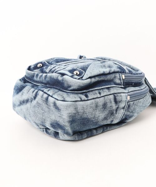 SNOOPY×OLD BETTY'S（スヌーピーカケルオールドベティーズ）の「スヌーピー【SNOOPY】Demin Sling Bag(缶バッチ付)（トートバッグ・レディース・ブルー・FREE）」の3枚目の写真