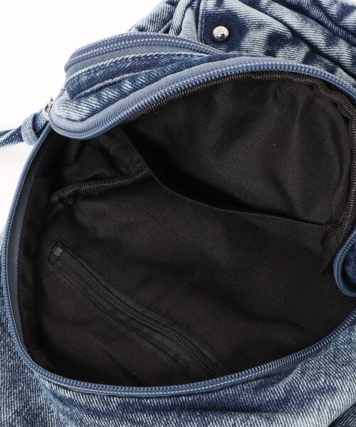 SNOOPY×OLD BETTY'S（スヌーピーカケルオールドベティーズ）の「スヌーピー【SNOOPY】Demin Sling Bag(缶バッチ付)（トートバッグ・レディース・ブルー・FREE）」の4枚目の写真