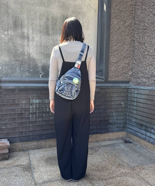 SNOOPY×OLD BETTY'S（スヌーピーカケルオールドベティーズ）の「スヌーピー【SNOOPY】Demin Sling Bag(缶バッチ付)（トートバッグ・レディース・ブルー・FREE）」の8枚目の写真