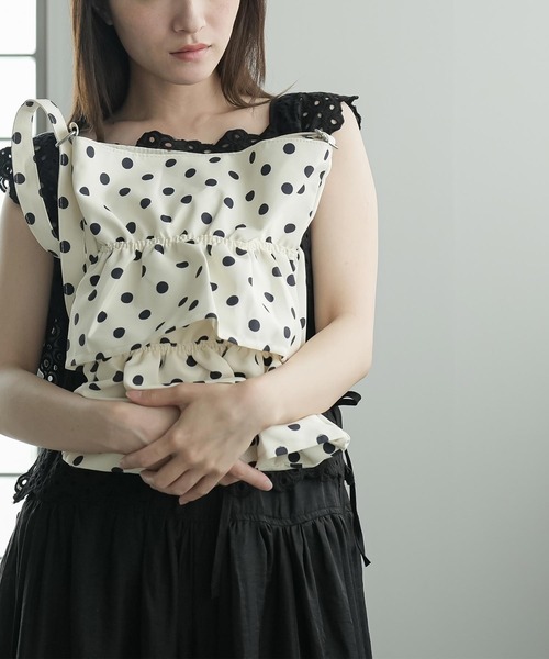 mili an deni（ミリアンデニ）の「ドットティアードフリルバッグ（トートバッグ・レディース・アイボリー/ブラック・M）」の5枚目の写真