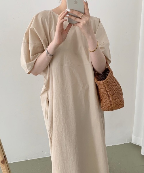 AMAJI(アマジ)の「ルーズシルエット パフスリーブ ワンピース(ワンピース・レディース・ベージュ/ブラック/ライトグリーン・FREE)」の5枚目の写真