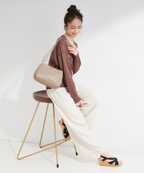 SHOO・LA・RUE(シューラルー)の「フロントポケット3層ショルダーバッグ(ショルダーバッグ・レディース・ブラック・00)」の5枚目の写真