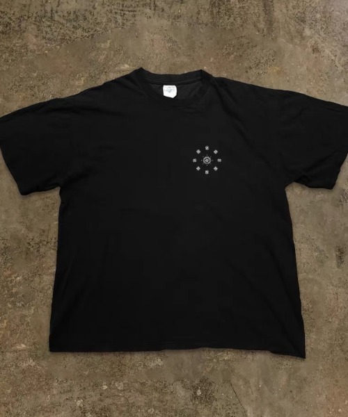 CELENA BEATS(セレナビーツ)の「バックペイズリースクエアプリントTシャツ(Tシャツ/カットソー・メンズ・ブラック・L/M/S)」の2枚目の写真