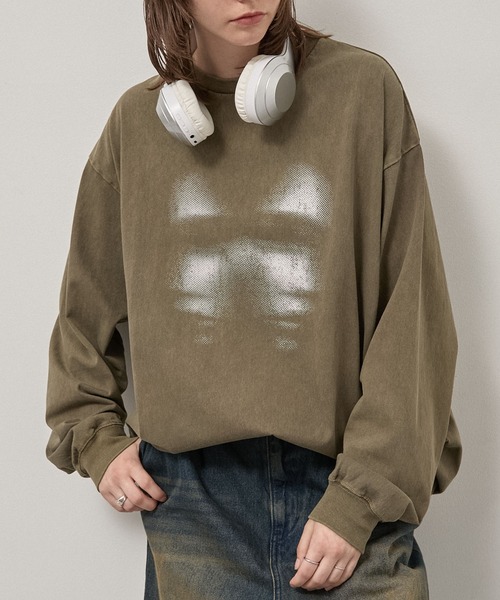 Alfred Alex(アルフレッドアレックス)の「【Alfred Alex】Faded Graphic L/S Tee / ヴィンテージ加工 フェイスグラフィック オーバーサイズロンT(Tシャツ/カットソー・メンズ・ダークネイビー/オリーブ/ブラック/レッド/ブラック系・M/L)」の3枚目の写真