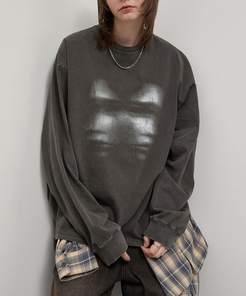 Alfred Alex(アルフレッドアレックス)の「【Alfred Alex】Faded Graphic L/S Tee / ヴィンテージ加工 フェイスグラフィック オーバーサイズロンT(Tシャツ/カットソー・メンズ・ダークネイビー/オリーブ/ブラック/レッド/ブラック系・M/L)」の1枚目の写真