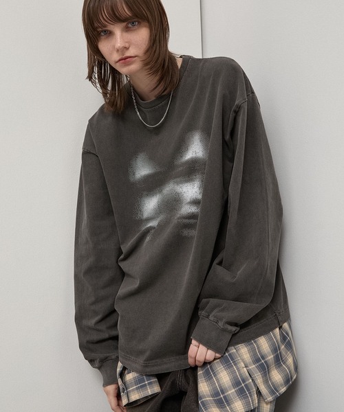 Alfred Alex(アルフレッドアレックス)の「【Alfred Alex】Faded Graphic L/S Tee / ヴィンテージ加工 フェイスグラフィック オーバーサイズロンT(Tシャツ/カットソー・メンズ・ダークネイビー/オリーブ/ブラック/レッド/ブラック系・M/L)」の6枚目の写真