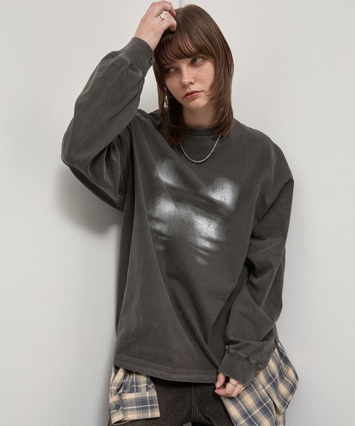 Alfred Alex(アルフレッドアレックス)の「【Alfred Alex】Faded Graphic L/S Tee / ヴィンテージ加工 フェイスグラフィック オーバーサイズロンT(Tシャツ/カットソー・メンズ・ダークネイビー/オリーブ/ブラック/レッド/ブラック系・M/L)」の7枚目の写真