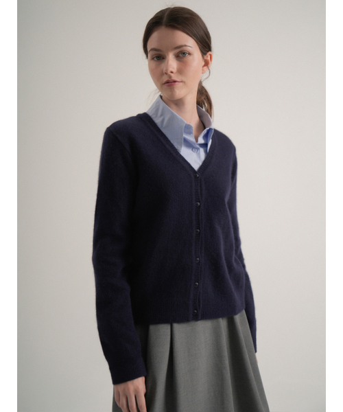 VLETI（ブレッティ）の「Raccoon Basic V-neck Knit Cardigan (Navy)（カーディガン/ボレロ・レディース・ネイビー・FREE）」の2枚目の写真