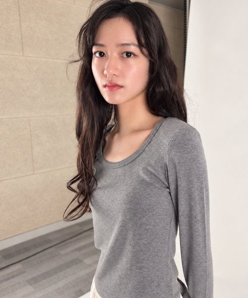 REBRENNER(リブレンナー)の「ポイントショルダー スリムフィット ロングスリーブ アイボリー(Tシャツ/カットソー・レディース・その他・FREE)」の4枚目の写真