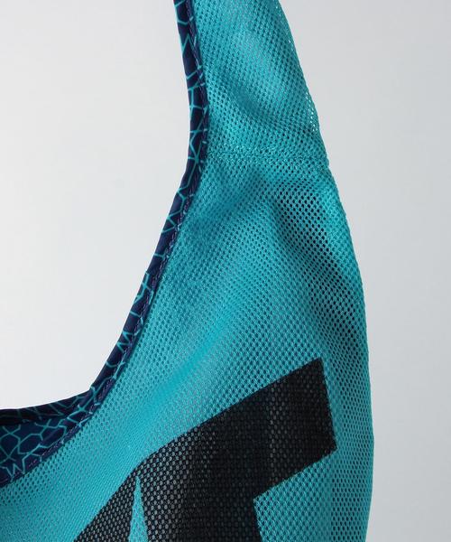 NIKE(ナイキ)の「NIKE(ナイキ) グラフィックリバーシブルトート(トートバッグ・レディース・ブラック/ケリー/ロイヤルブルー/パープル・FREE)」の10枚目の写真