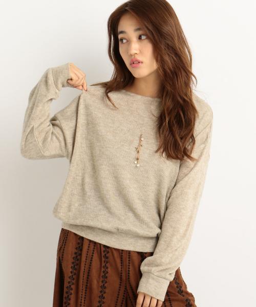 RAY CASSIN（レイカズン）の「星モチーフ付ネックレス刺繍プルオーバー（Tシャツ/カットソー・レディース・ブラック/ネイビー/ベージュ・FREE）」の2枚目の写真