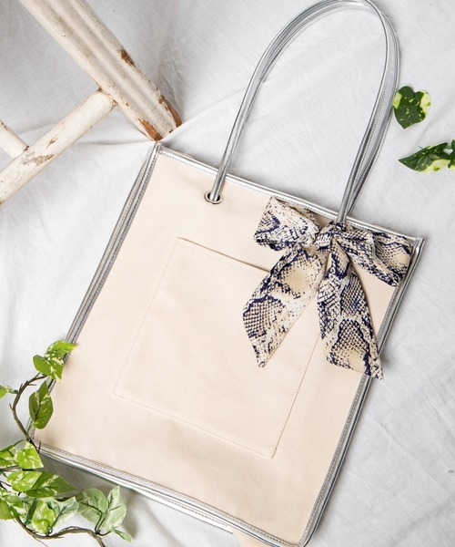 WEGO（ウィゴー）の「WEGO/【WEB限定】コンビスクエアトートバッグ（トートバッグ・レディース・ブラック/ベージュ/シルバー/その他1/その他2/その他3/その他4/その他5/グリーン系その他/キャメル・FREE）」の6枚目の写真