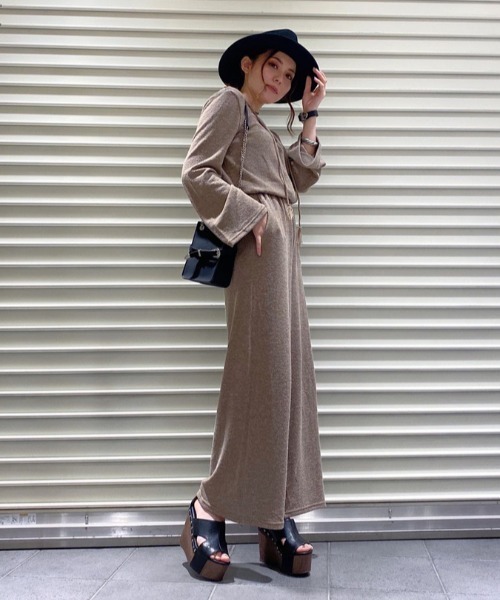 EGOIST(エゴイスト)の「バストレースUP長袖オールインワン(サロペット/オーバーオール・レディース・ブラック/ライトブラウン・FREE)」の2枚目の写真