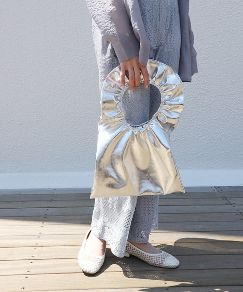 one after another NICE CLAUP(ワンアフターアナザーナイスクラップ)の「くしゅくしゅバッグ(ハンドバッグ・レディース・ブラック/ベージュ/ラベンダー/シルバー・FREE)」の1枚目の写真