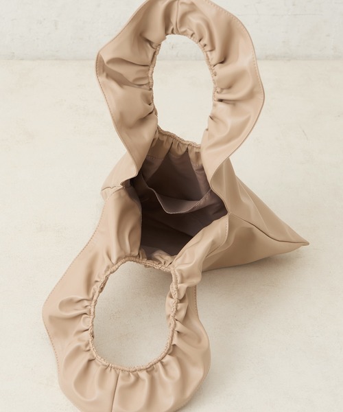 one after another NICE CLAUP(ワンアフターアナザーナイスクラップ)の「くしゅくしゅバッグ(ハンドバッグ・レディース・ブラック/ベージュ/ラベンダー/シルバー・FREE)」の21枚目の写真