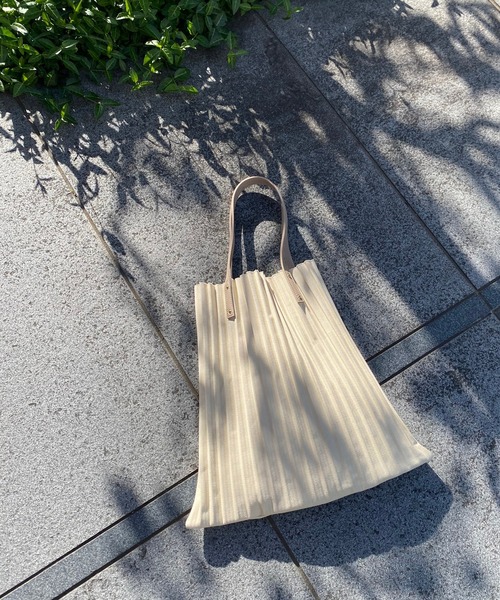 DouDou(ドゥドゥ)の「【一部WEB限定カラー】キャンバスプリーツトート(トートバッグ・レディース・オフホワイト/グレイッシュベージュ・FREE)」の1枚目の写真