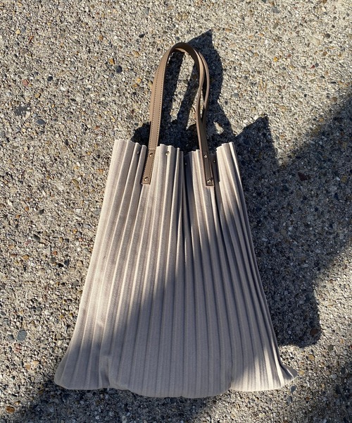 DouDou(ドゥドゥ)の「【一部WEB限定カラー】キャンバスプリーツトート(トートバッグ・レディース・オフホワイト/グレイッシュベージュ・FREE)」の2枚目の写真