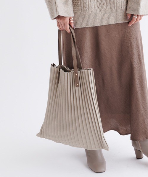 DouDou(ドゥドゥ)の「【一部WEB限定カラー】キャンバスプリーツトート(トートバッグ・レディース・オフホワイト/グレイッシュベージュ・FREE)」の8枚目の写真