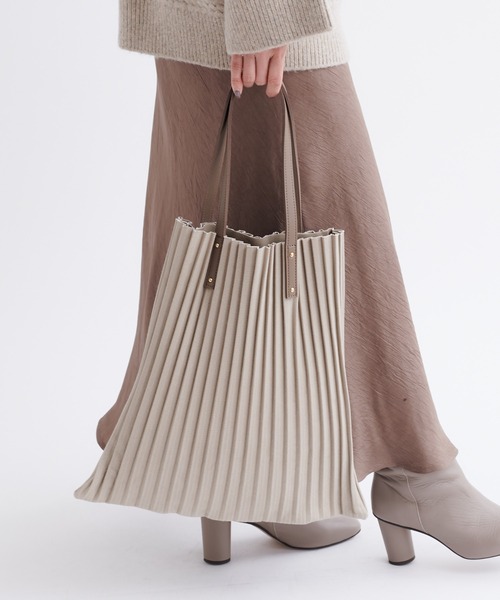 DouDou(ドゥドゥ)の「【一部WEB限定カラー】キャンバスプリーツトート(トートバッグ・レディース・オフホワイト/グレイッシュベージュ・FREE)」の9枚目の写真