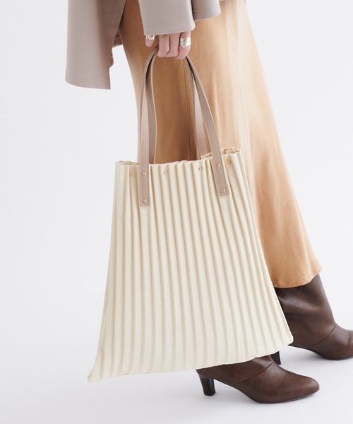 DouDou(ドゥドゥ)の「【一部WEB限定カラー】キャンバスプリーツトート(トートバッグ・レディース・オフホワイト/グレイッシュベージュ・FREE)」の12枚目の写真