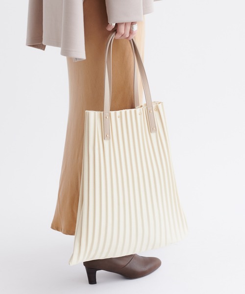 DouDou(ドゥドゥ)の「【一部WEB限定カラー】キャンバスプリーツトート(トートバッグ・レディース・オフホワイト/グレイッシュベージュ・FREE)」の13枚目の写真