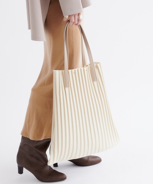 DouDou(ドゥドゥ)の「【一部WEB限定カラー】キャンバスプリーツトート(トートバッグ・レディース・オフホワイト/グレイッシュベージュ・FREE)」の6枚目の写真