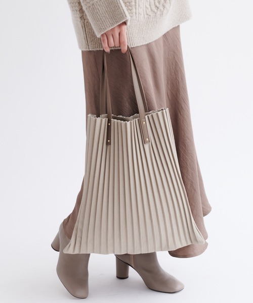 DouDou(ドゥドゥ)の「【一部WEB限定カラー】キャンバスプリーツトート(トートバッグ・レディース・オフホワイト/グレイッシュベージュ・FREE)」の7枚目の写真