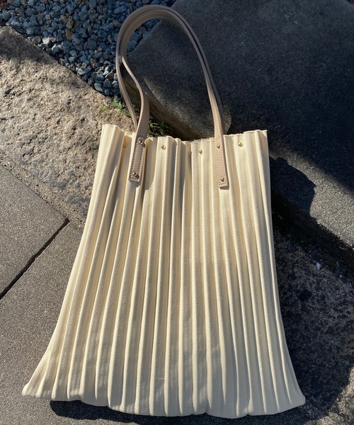 DouDou(ドゥドゥ)の「【一部WEB限定カラー】キャンバスプリーツトート(トートバッグ・レディース・オフホワイト/グレイッシュベージュ・FREE)」の3枚目の写真
