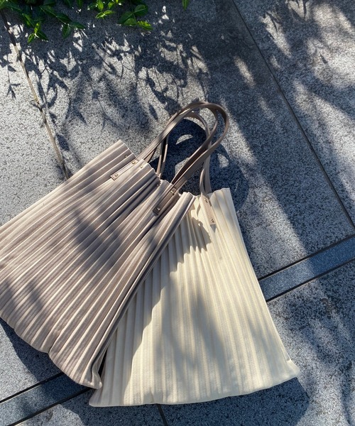 DouDou(ドゥドゥ)の「【一部WEB限定カラー】キャンバスプリーツトート(トートバッグ・レディース・オフホワイト/グレイッシュベージュ・FREE)」の4枚目の写真