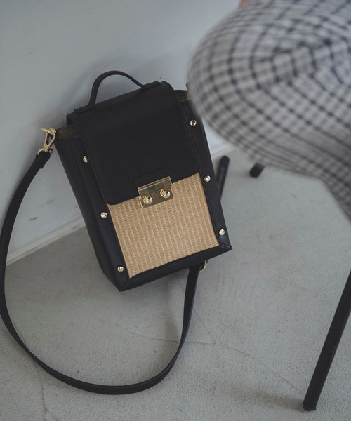 FREE'S MART（フリーズマート）の「メタルフラットボックスバッグ（ショルダーバッグ・レディース・ブラック/グレー・ﾌﾘ-）」の3枚目の写真