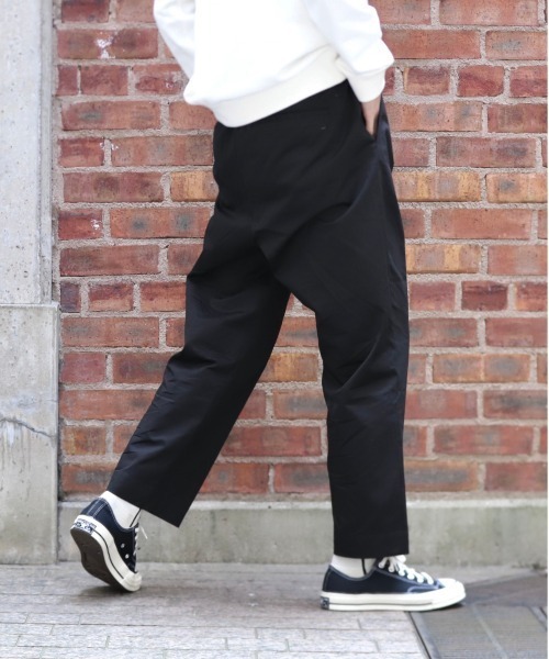 MinoriTY(マイノリティ)の「2タックテーパードワイドパンツ【MinoriTY × WEARISTA Mr.SZK(ミスタースズキ)コラボ】(スラックス・メンズ・ブラック/ベージュ/グリーン・M/L)」の5枚目の写真